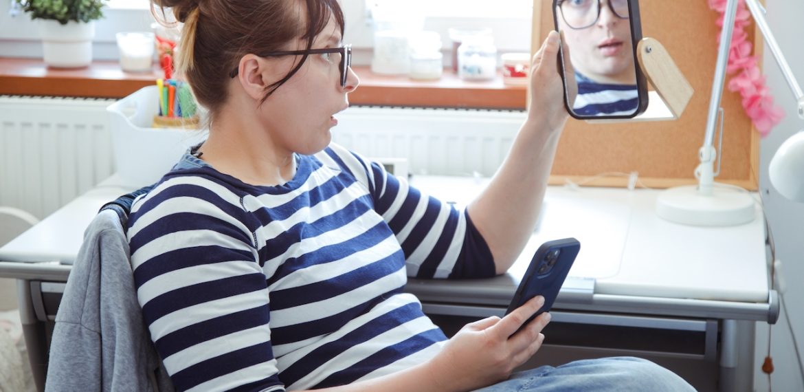 Not Sure If You’re Presentable for a Video Call? Try Hand Mirror