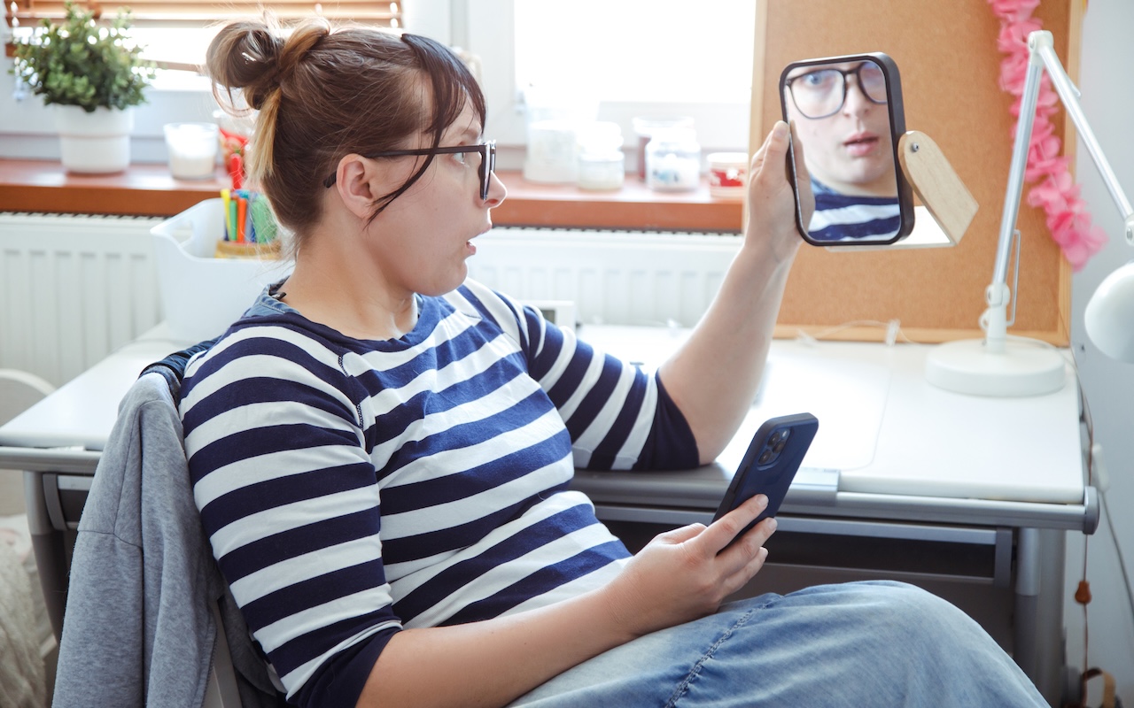 Not Sure If You’re Presentable for a Video Call? Try Hand Mirror